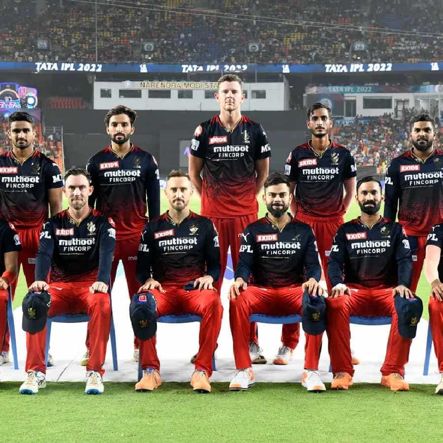 ಈ ಬಾರಿಯ ಐಪಿಎಲ್ನಲ್ಲಿ RCB ತಂಡವು ಒಟ್ಟು 16 ಪಂದ್ಯಗಳನ್ನು ಆಡಿದೆ. ಆದರೆ ಕೆಲ ಆಟಗಾರರಿಗೆ ಕಣಕ್ಕಿಳಿಯುವ ಅವಕಾಶ ಸಿಕ್ಕಿರಲಿಲ್ಲ. ಅಂದರೆ ಈ ಸಲ ಆರ್ಸಿಬಿ ತಂಡದಲ್ಲಿ ಒಟ್ಟು 22 ಆಟಗಾರರಿದ್ದರು. ಅವರಲ್ಲಿ 17 ಆಟಗಾರರು ಮಾತ್ರ ಪ್ಲೇಯಿಂಗ್ ಇಲೆವೆನ್ನ ಭಾಗವಾಗಿದ್ದರು.