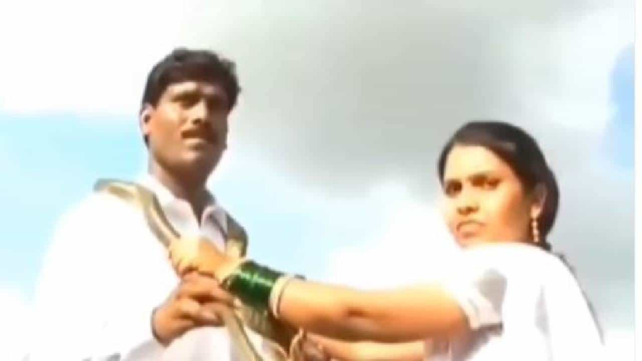 ಮದುವೆಯಲ್ಲಿ ಹೂವಿನ ಹಾರದ ಬದಲು ಹಾವಿನ ಹಾರ ಹಾಕಿದ ವಧು ವರ !! ವಿಡಿಯೋ ವೈರಲ್ ಮದುವೆಯಲ್ಲಿ ಹೂವಿನ ಹಾರದ ಬದಲು ಹಾವಿನ ಹಾರ ಹಾಕಿದ ವಧು ವರ !! ವಿಡಿಯೋ ವೈರಲ್