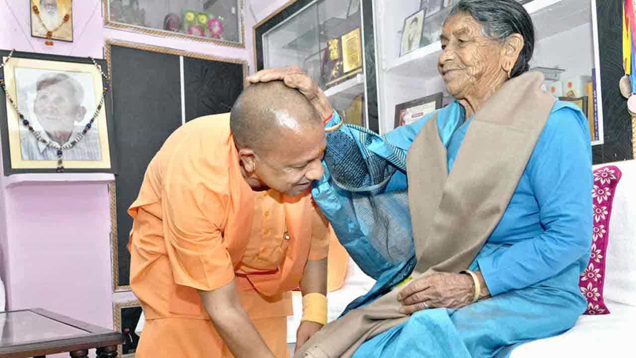 ಮುಖ್ಯಮಂತ್ರಿಯಾದ ನಂತರ ಮೊದಲ ಬಾರಿಗೆ ತಾಯಿಯನ್ನು ಭೇಟಿ ಮಾಡಿದ ಉತ್ತರ ಪ್ರದೇಶ ಸಿಎಂ ಯೋಗಿ ಆದಿತ್ಯನಾಥ್ ಮುಖ್ಯಮಂತ್ರಿಯಾದ ನಂತರ ಮೊದಲ ಬಾರಿಗೆ ತಾಯಿಯನ್ನು ಭೇಟಿ ಮಾಡಿದ ಉತ್ತರ ಪ್ರದೇಶ ಸಿಎಂ ಯೋಗಿ ಆದಿತ್ಯನಾಥ್