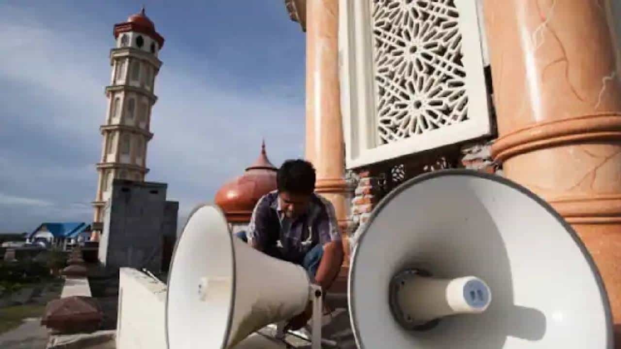 ಮಸೀದಿಗಳಲ್ಲಿ ಬೆಳಗ್ಗೆ 5 ಗಂಟೆಗೆ ಆಜಾನ್ ಕೂಗದಿರಲು ನಿರ್ಧಾರ: ಸರ್ಕಾರದ ನಿಯಮ ಪಾಲಿಸುವಂತೆ ಮೌಲಾನಾ ಮಕ್ಸೂದ್ ಸೂಚನೆ ಮಸೀದಿಗಳಲ್ಲಿ ಬೆಳಗ್ಗೆ 5 ಗಂಟೆಗೆ ಆಜಾನ್ ಕೂಗದಿರಲು ನಿರ್ಧಾರ: ಸರ್ಕಾರದ ನಿಯಮ ಪಾಲಿಸುವಂತೆ ಮೌಲಾನಾ ಮಕ್ಸೂದ್ ಸೂಚನೆ