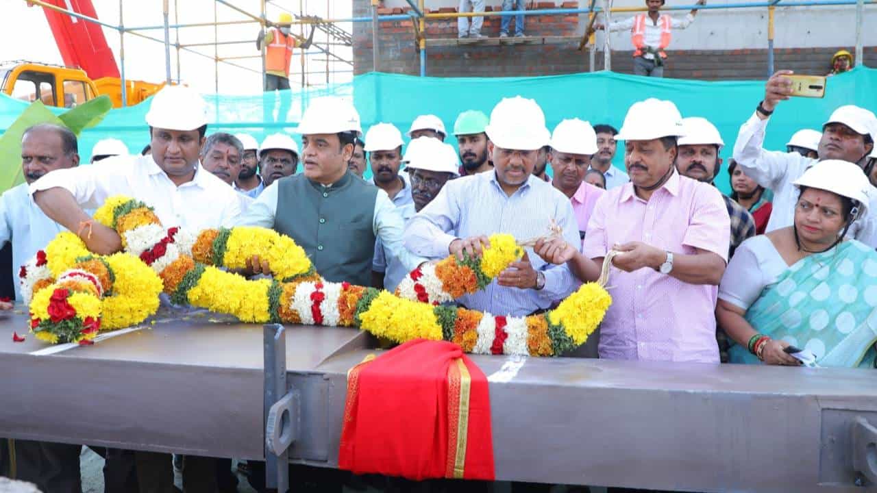 ವಿಮಾನ ನಿಲ್ದಾಣದಲ್ಲಿ ಕೆಂಪೇಗೌಡರ ಪ್ರತಿಮೆ: ದೆಹಲಿಯಿಂದ ಬೆಂಗಳೂರಿಗೆ ಬಂದ ಖಡ್ಗ