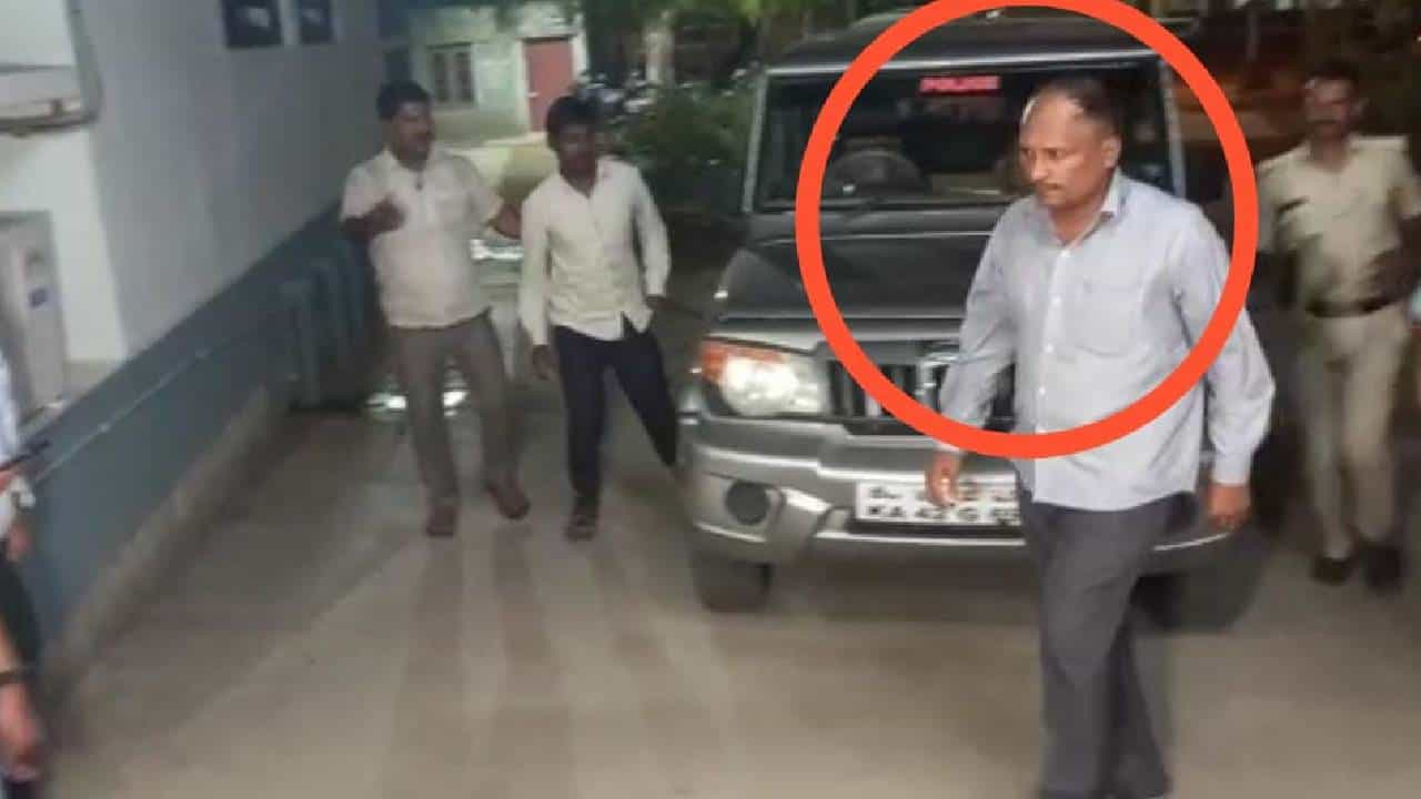PSI Recruitment Scam: ಮತ್ತೊಬ್ಬ ಪೊಲೀಸ್ ಸಿಬ್ಬಂದಿ ಸಿಐಡಿ ವಶ PSI Recruitment Scam: ಮತ್ತೊಬ್ಬ ಪೊಲೀಸ್ ಸಿಬ್ಬಂದಿ ಸಿಐಡಿ ವಶ