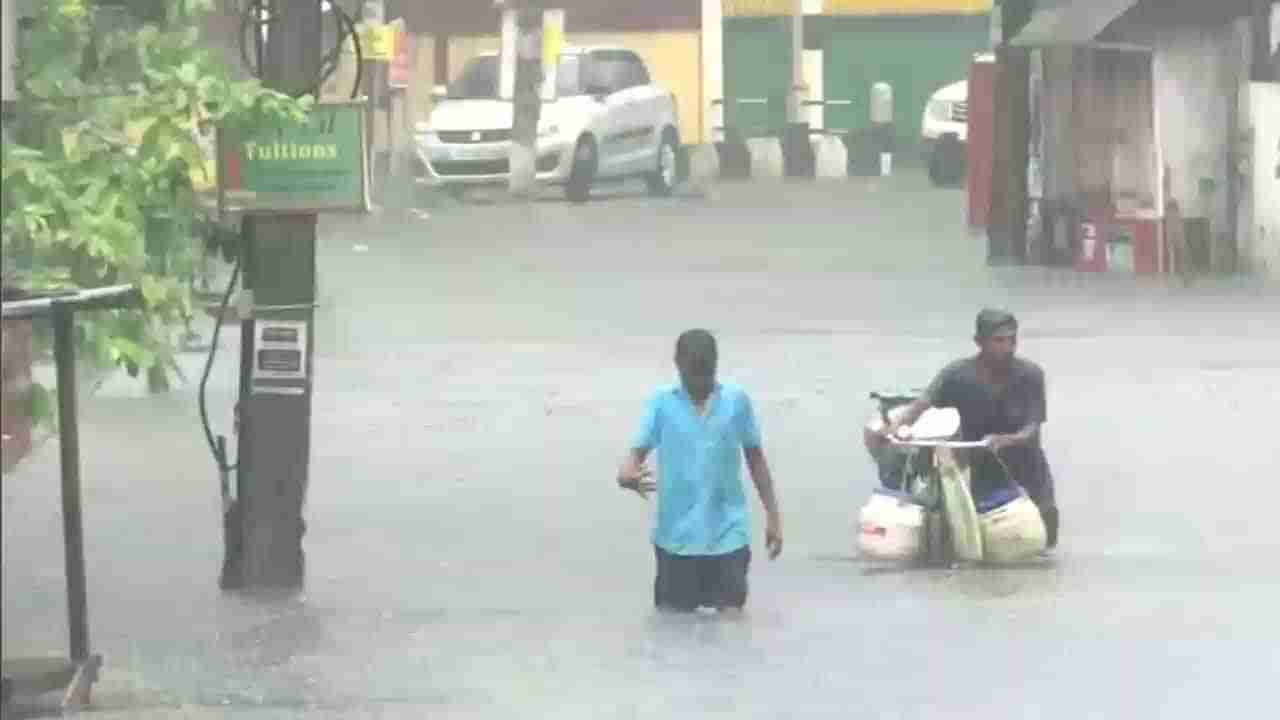 Assam floods ಪ್ರವಾಹದಿಂದ ತತ್ತರಿಸಿದ ಅಸ್ಸಾಂ, ಭೂಕುಸಿತದ ಭೀತಿ; ಪ್ರವಾಹ ಸಂಕಷ್ಟದಲ್ಲಿ ಸಿಲುಕಿವೆ 26 ಜಿಲ್ಲೆಗಳು