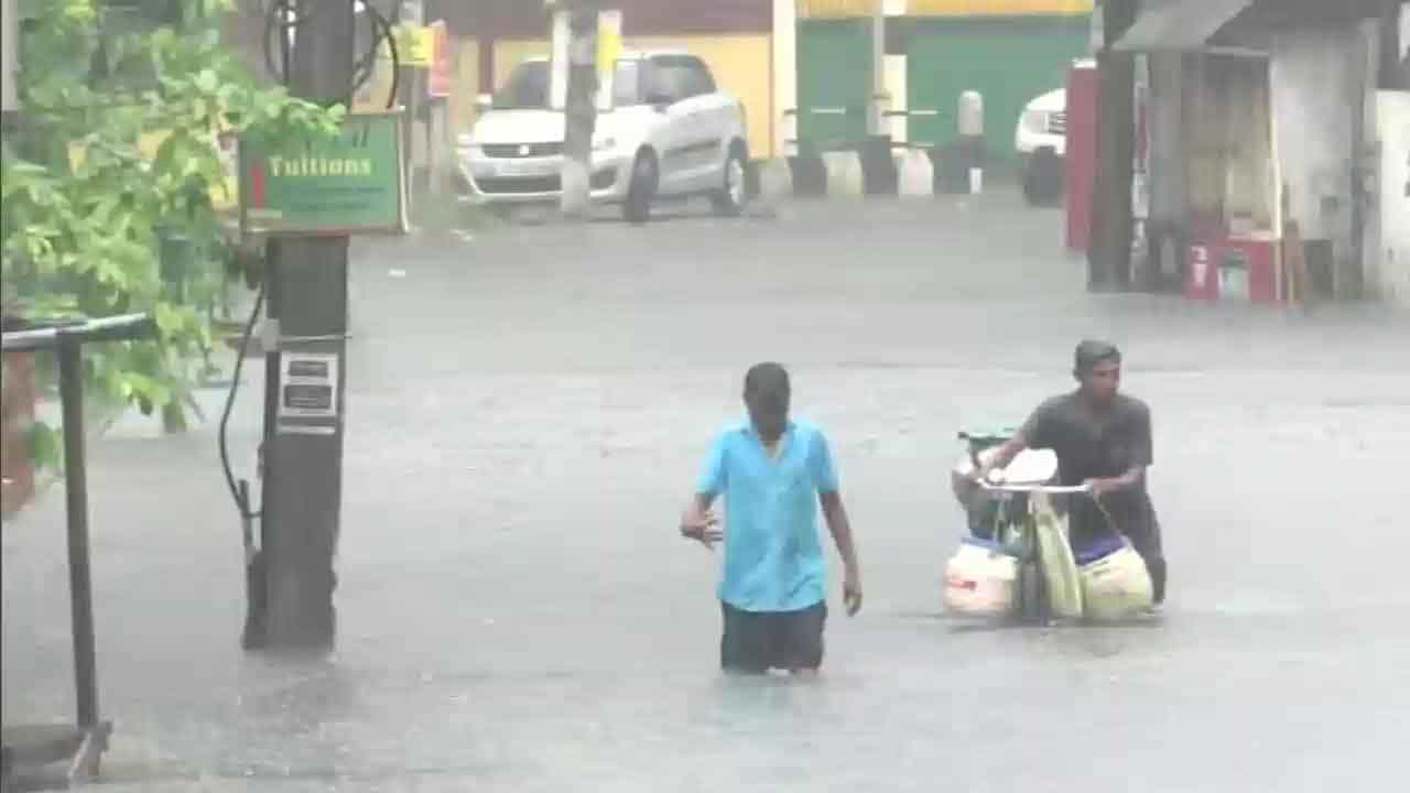 Assam floods ಪ್ರವಾಹದಿಂದ ತತ್ತರಿಸಿದ ಅಸ್ಸಾಂ, ಭೂಕುಸಿತದ ಭೀತಿ; ಪ್ರವಾಹ ಸಂಕಷ್ಟದಲ್ಲಿ ಸಿಲುಕಿವೆ 26 ಜಿಲ್ಲೆಗಳು Assam floods ಪ್ರವಾಹದಿಂದ ತತ್ತರಿಸಿದ ಅಸ್ಸಾಂ, ಭೂಕುಸಿತದ ಭೀತಿ; ಪ್ರವಾಹ ಸಂಕಷ್ಟದಲ್ಲಿ ಸಿಲುಕಿವೆ 26 ಜಿಲ್ಲೆಗಳು
