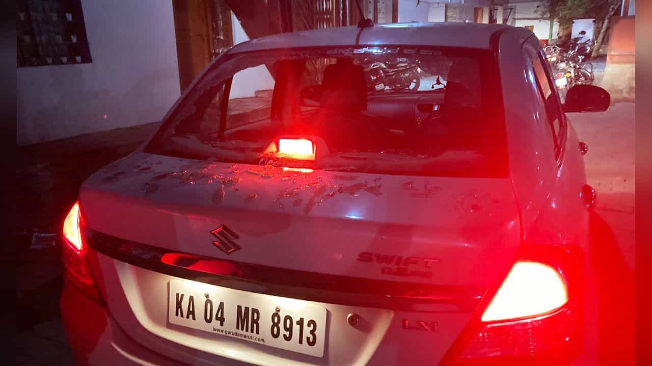 ಶಿವಮೊಗ್ಗ: ಕಾರ್ ಮೇಲೆ ಕಲ್ಲು ತೂರಾಟ; ಸ್ಥಳದಲ್ಲಿ ಉದ್ವಿಗ್ನ ವಾತಾವರಣ ಶಿವಮೊಗ್ಗ: ಕಾರ್ ಮೇಲೆ ಕಲ್ಲು ತೂರಾಟ; ಸ್ಥಳದಲ್ಲಿ ಉದ್ವಿಗ್ನ ವಾತಾವರಣ