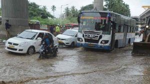 Bengaluru Rain: ಬೆಂಗಳೂರಿನಲ್ಲಿ ಗುಡುಗು, ಮಿಂಚು ಸಹಿತ ಮಳೆ; ರಸ್ತೆಗಳಲ್ಲಿ ತುಂಬಿ ಹರಿದ ನೀರು, ವಾಹನ ಸವಾರರ ಪರದಾಟ