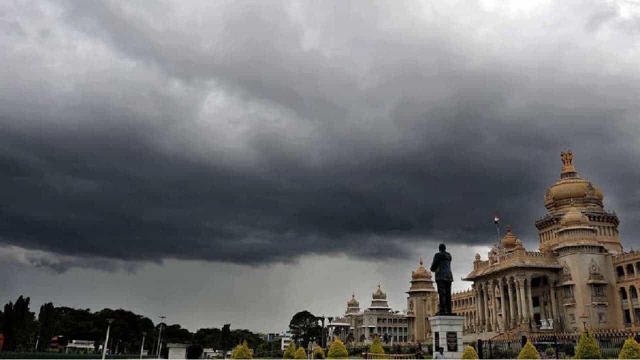 Karnataka Rain: ಭಾರೀ ಮಳೆಯಿಂದ ಕರಾವಳಿ, ಮಲೆನಾಡಿನಲ್ಲಿ ರೆಡ್ ಅಲರ್ಟ್ ಘೋಷಣೆ; ಇನ್ನೂ 3 ದಿನ ವರುಣನ ಆರ್ಭಟ Karnataka Rain: ಭಾರೀ ಮಳೆಯಿಂದ ಕರಾವಳಿ, ಮಲೆನಾಡಿನಲ್ಲಿ ರೆಡ್ ಅಲರ್ಟ್ ಘೋಷಣೆ; ಇನ್ನೂ 3 ದಿನ ವರುಣನ ಆರ್ಭಟ