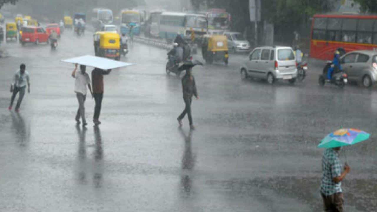 Karnataka Rain: ಬೆಂಗಳೂರಿನಲ್ಲಿ ನಿಲ್ಲದ ಮಳೆಯ ಅಬ್ಬರ; ಕರಾವಳಿಯಲ್ಲಿ ಇಂದು ಆರೆಂಜ್ ಅಲರ್ಟ್ ಘೋಷಣೆ Karnataka Rain: ಬೆಂಗಳೂರಿನಲ್ಲಿ ನಿಲ್ಲದ ಮಳೆಯ ಅಬ್ಬರ; ಕರಾವಳಿಯಲ್ಲಿ ಇಂದು ಆರೆಂಜ್ ಅಲರ್ಟ್ ಘೋಷಣೆ