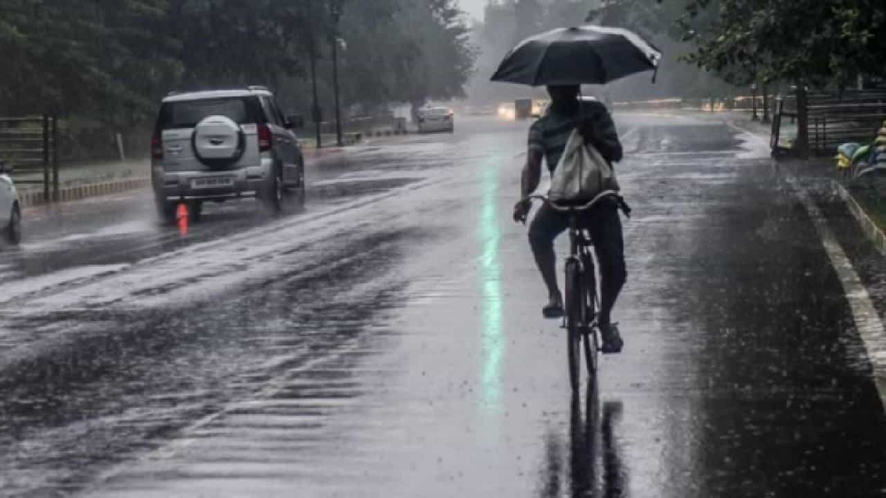 Karnataka Rain: ಇಂದಿನಿಂದ ಕರ್ನಾಟಕದ ದಕ್ಷಿಣ ಒಳನಾಡು, ಕರಾವಳಿಯಲ್ಲಿ ಮಳೆ ಶುರು; ನಾಳೆ ಮುಂಗಾರು ಪ್ರವೇಶ Karnataka Rain: ಇಂದಿನಿಂದ ಕರ್ನಾಟಕದ ದಕ್ಷಿಣ ಒಳನಾಡು, ಕರಾವಳಿಯಲ್ಲಿ ಮಳೆ ಶುರು; ನಾಳೆ ಮುಂಗಾರು ಪ್ರವೇಶ