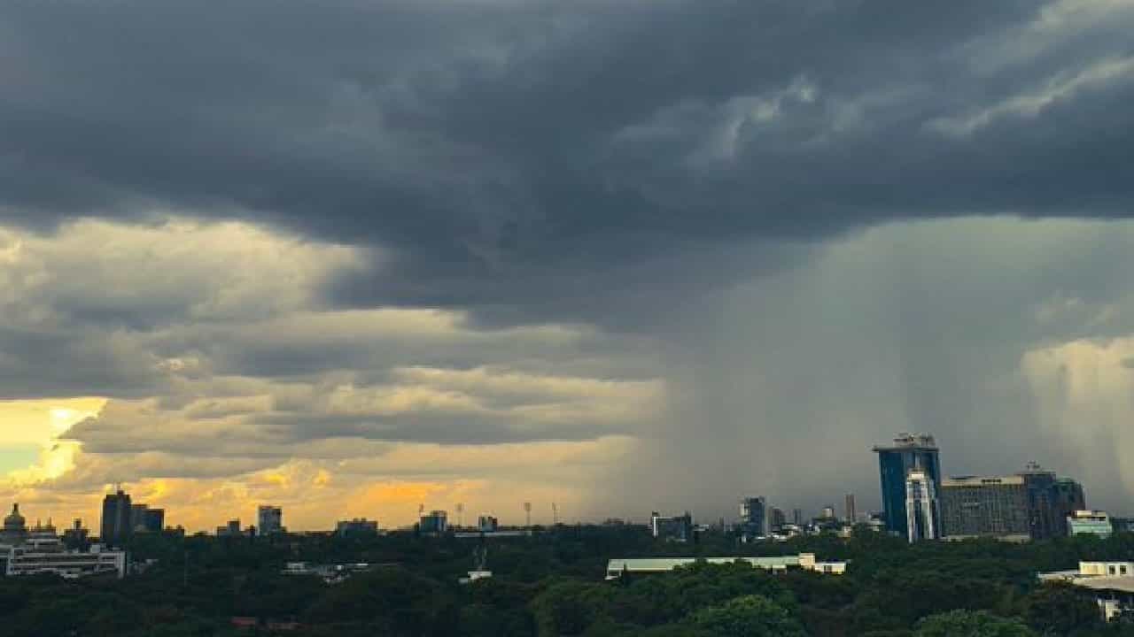 Bengaluru Rain: ಕಪ್ಪುಗಟ್ಟಿದ ಆಕಾಶ, ಗುಡುಗು, ಬಿರುಗಾಳಿ, ಆಲಿಕಲ್ಲು ಮಳೆ; ಬೆಂಗಳೂರಿನಲ್ಲಿ ವರುಣನ ಆರ್ಭಟ ಶುರು Bengaluru Rain: ಕಪ್ಪುಗಟ್ಟಿದ ಆಕಾಶ, ಗುಡುಗು, ಬಿರುಗಾಳಿ, ಆಲಿಕಲ್ಲು ಮಳೆ; ಬೆಂಗಳೂರಿನಲ್ಲಿ ವರುಣನ ಆರ್ಭಟ ಶುರು