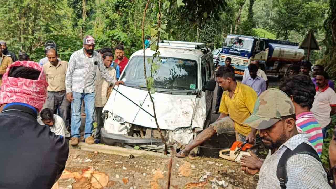 ಬಾರಿ ಗಾಳಿ, ಮಳೆಗೆ ಚಿಕ್ಕಮಗಳೂರಿನಲ್ಲಿ ಉರುಳಿತು ಬೃಹತ್ ಮರ, ವಿದ್ಯುತ್ ಕಂಬ! ಕೂದಳೆಲೆ ಅಂತರದಲ್ಲಿ ಕಾರಿನಲ್ಲಿದ್ದವರು ಪಾರು ಬಾರಿ ಗಾಳಿ, ಮಳೆಗೆ ಚಿಕ್ಕಮಗಳೂರಿನಲ್ಲಿ ಉರುಳಿತು ಬೃಹತ್ ಮರ, ವಿದ್ಯುತ್ ಕಂಬ! ಕೂದಳೆಲೆ ಅಂತರದಲ್ಲಿ ಕಾರಿನಲ್ಲಿದ್ದವರು ಪಾರು