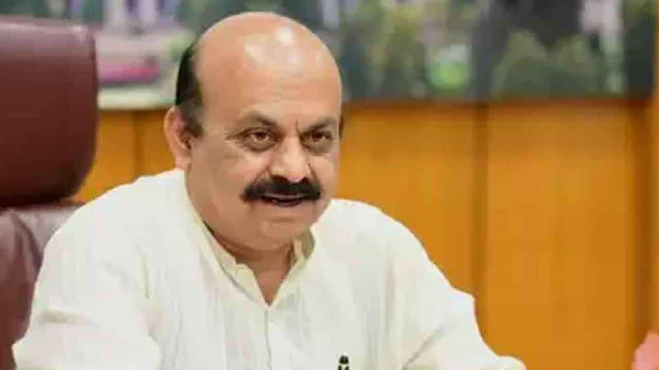 ಕ್ಯಾಂಪಸ್ ಆಧಾರಿತ ಸಂಶೋಧನೆ ಬಿಟ್ಟು ರೈತರ ಭೂಮಿ ಆಧಾರಿತ ಸಂಶೋಧನೆ ಮಾಡಿ ಎಂದು ಕೃಷಿ ವಿಶ್ವವಿದ್ಯಾಲಯದ ಅಧಿಕಾರಿಗಳಿಗೆ ಕಿವಿ ಮಾತು ಹೇಳಿದ: ಬಸವರಾಜ ಬೊಮ್ಮಾಯಿ ಕ್ಯಾಂಪಸ್ ಆಧಾರಿತ ಸಂಶೋಧನೆ ಬಿಟ್ಟು ರೈತರ ಭೂಮಿ ಆಧಾರಿತ ಸಂಶೋಧನೆ ಮಾಡಿ ಎಂದು ಕೃಷಿ ವಿಶ್ವವಿದ್ಯಾಲಯದ ಅಧಿಕಾರಿಗಳಿಗೆ ಕಿವಿ ಮಾತು ಹೇಳಿದ: ಬಸವರಾಜ ಬೊಮ್ಮಾಯಿ