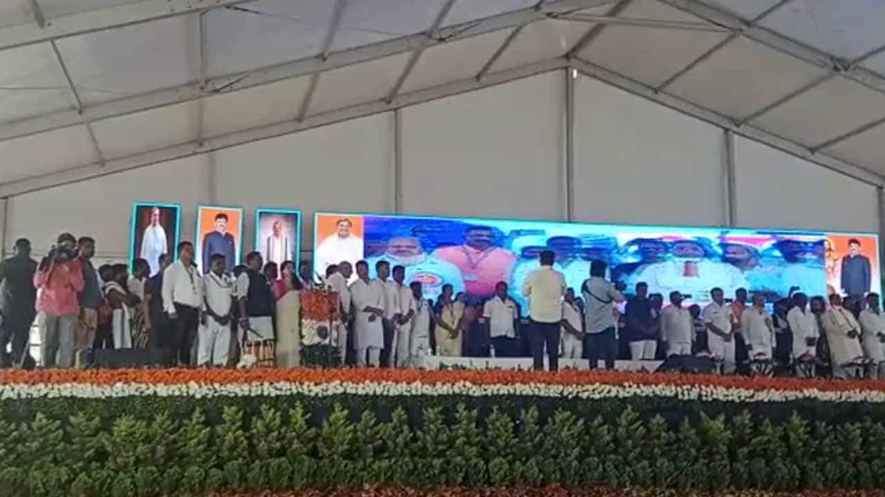ತುಮಕೂರಿನಲ್ಲಿ ಸಿದ್ದರಾಮಯ್ಯ ಶಕ್ತಿ ಪ್ರದರ್ಶನ; ಜಿಲ್ಲೆಯಲ್ಲಿ ಇದ್ದರೂ ಸಮಾವೇಶಗಳಿಗೆ ಬಾರದ ಡಾ ಜಿ ಪರಮೇಶ್ವರ್ ತುಮಕೂರಿನಲ್ಲಿ ಸಿದ್ದರಾಮಯ್ಯ ಶಕ್ತಿ ಪ್ರದರ್ಶನ; ಜಿಲ್ಲೆಯಲ್ಲಿ ಇದ್ದರೂ ಸಮಾವೇಶಗಳಿಗೆ ಬಾರದ ಡಾ ಜಿ ಪರಮೇಶ್ವರ್