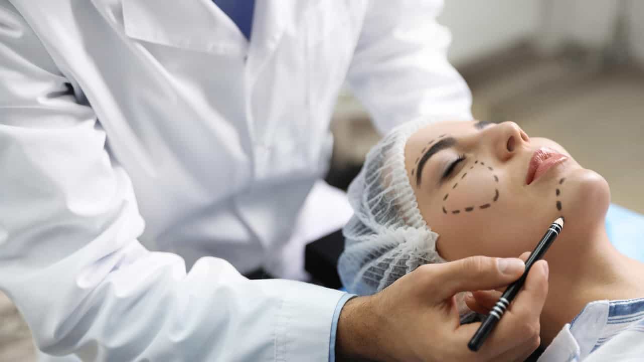 Cosmetic Surgery: ಫ್ಯಾಟ್ ಸರ್ಜರಿಯಿಂದ ಅಪಾಯವಿದೆಯಾ?; ಯಾವೆಲ್ಲ ದೇಶಗಳಲ್ಲಿ ಕಾಸ್ಮೆಟಿಕ್ ಸರ್ಜರಿಗೆ ನಿಷೇಧ? Cosmetic Surgery: ಫ್ಯಾಟ್ ಸರ್ಜರಿಯಿಂದ ಅಪಾಯವಿದೆಯಾ?; ಯಾವೆಲ್ಲ ದೇಶಗಳಲ್ಲಿ ಕಾಸ್ಮೆಟಿಕ್ ಸರ್ಜರಿಗೆ ನಿಷೇಧ?