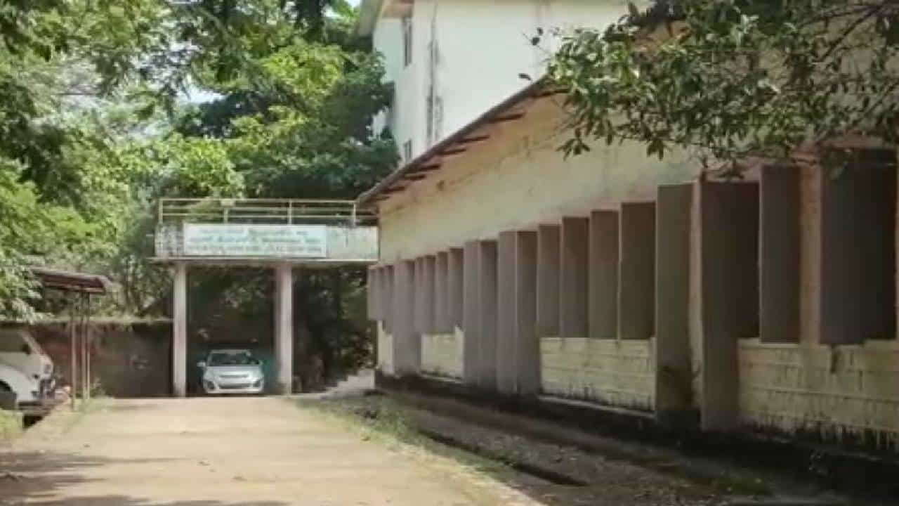 ವಕೀಲರೋರ್ವರ ಮೇಲೆ ಐವರಿಂದ ಹಲ್ಲೆ; ಆರೋಪಿಗಳನ್ನು ಬಂಧಿಸುವಂತೆ ಶಿರಸಿ ವಕೀಲರ ಸಂಘ ಆಗ್ರಹ ವಕೀಲರೋರ್ವರ ಮೇಲೆ ಐವರಿಂದ ಹಲ್ಲೆ; ಆರೋಪಿಗಳನ್ನು ಬಂಧಿಸುವಂತೆ ಶಿರಸಿ ವಕೀಲರ ಸಂಘ ಆಗ್ರಹ