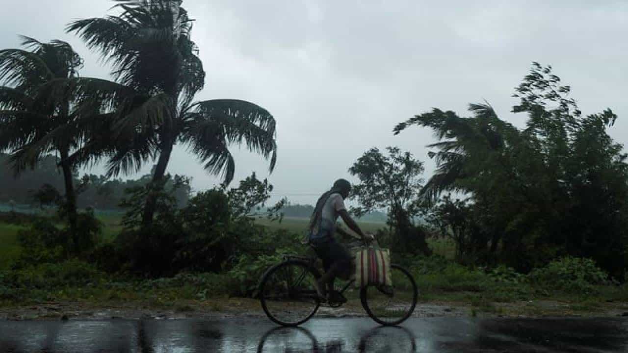 Cyclone Asani: ಅಸಾನಿ ಚಂಡಮಾರುತ ಅಬ್ಬರ; ಒಡಿಶಾ, ಬಂಗಾಳ, ಆಂಧ್ರ ಪ್ರದೇಶದಲ್ಲಿ ಭಾರೀ ಮಳೆ Cyclone Asani: ಅಸಾನಿ ಚಂಡಮಾರುತ ಅಬ್ಬರ; ಒಡಿಶಾ, ಬಂಗಾಳ, ಆಂಧ್ರ ಪ್ರದೇಶದಲ್ಲಿ ಭಾರೀ ಮಳೆ