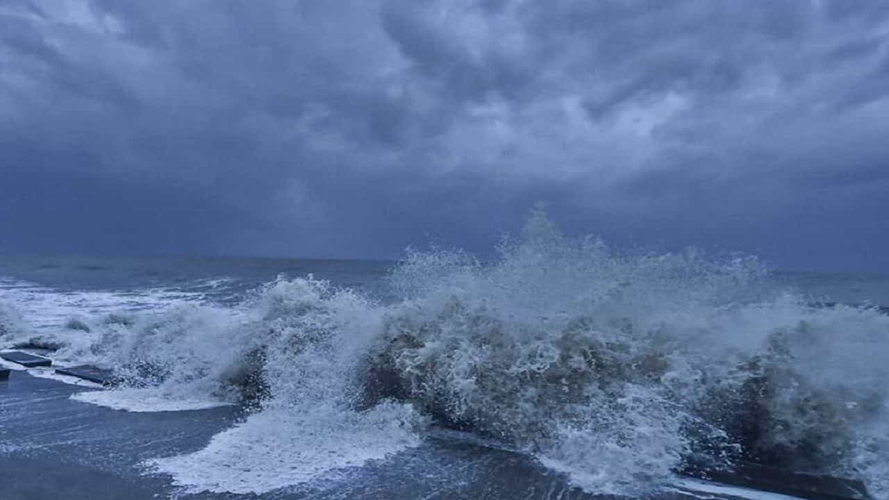 Cyclone Asani: ಬಂಗಾಳಕೊಲ್ಲಿಯಲ್ಲಿ ಅಸಾನಿ ಚಂಡಮಾರುತ; ಆಂಧ್ರ, ಬಂಗಾಳ, ಒಡಿಶಾದಲ್ಲಿ ಹೈ ಅಲರ್ಟ್ ಘೋಷಣೆ Cyclone Asani: ಬಂಗಾಳಕೊಲ್ಲಿಯಲ್ಲಿ ಅಸಾನಿ ಚಂಡಮಾರುತ; ಆಂಧ್ರ, ಬಂಗಾಳ, ಒಡಿಶಾದಲ್ಲಿ ಹೈ ಅಲರ್ಟ್ ಘೋಷಣೆ