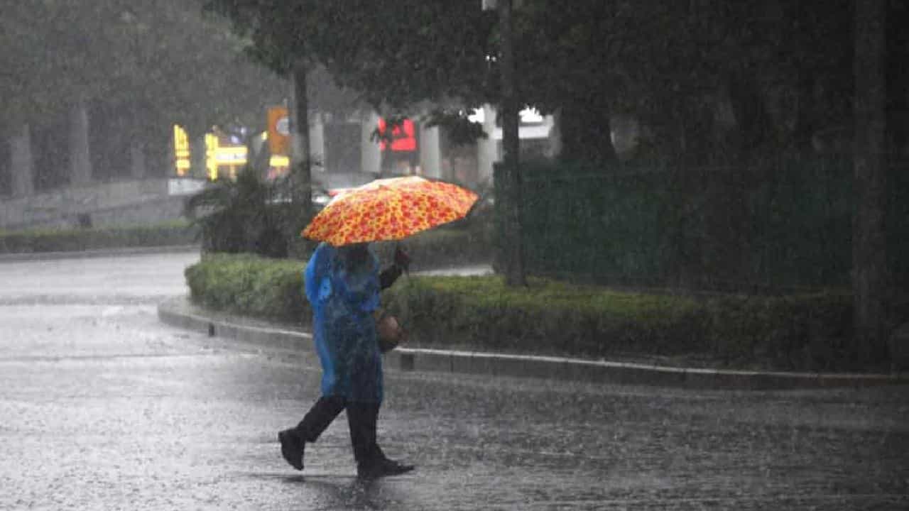Karnataka Rain: ಕರ್ನಾಟಕದ ಕರಾವಳಿ, ದಕ್ಷಿಣ ಒಳನಾಡಿನಲ್ಲಿ ಇನ್ನೂ 3 ದಿನ ಗುಡುಗು ಸಹಿತ ಮಳೆ Karnataka Rain: ಕರ್ನಾಟಕದ ಕರಾವಳಿ, ದಕ್ಷಿಣ ಒಳನಾಡಿನಲ್ಲಿ ಇನ್ನೂ 3 ದಿನ ಗುಡುಗು ಸಹಿತ ಮಳೆ