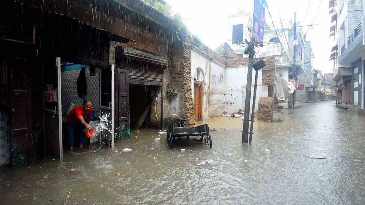 Delhi Rain: ದೆಹಲಿಯಲ್ಲಿ ಮಳೆಯಿಂದ ಮನೆ ಕುಸಿದು 8 ಜನರಿಗೆ ಗಾಯ; ನಿಲ್ಲದ ವರುಣನ ಆರ್ಭಟ