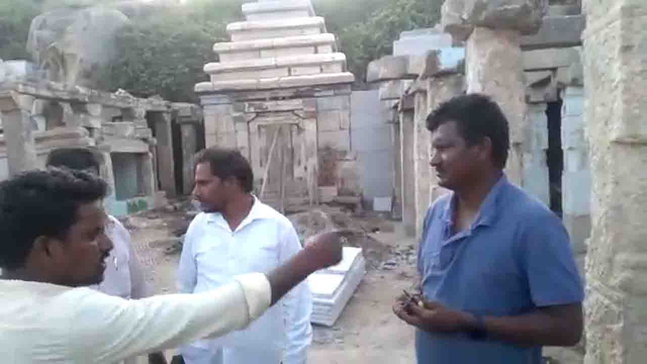 ಪಂಪಾ ಸರೋವರದಲ್ಲಿ ಮೂಲ ವಿಗ್ರಹಕ್ಕೆ ಧಕ್ಕೆ; ಯಾವನು ಅಭಿವೃದ್ಧಿ ಮಾಡೋಕೆ ಹೇಳಿದ್ದು, ನೀವೆಲ್ಲ ನಿಧಿ ಕಳ್ಳರು ಎಂದು ಸಿಬ್ಬಂದಿಗೆ ತರಾಟೆಗೆ ತೆಗೆದುಕೊಂಡ ಹಿಂದೂ ಜಾಗರಣ ಕಾರ್ಯಕರ್ತರು