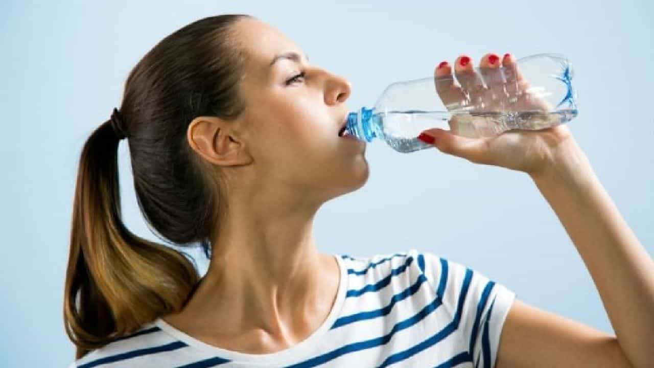 Drinking Water: ಬಿಸಿಲಿಂದ ಕಂಗೆಟ್ಟಿದ್ದೀರಾ?; ಬೇಸಿಗೆಯಲ್ಲಿ ದಿನಕ್ಕೆ ಎಷ್ಟು ಲೀಟರ್ ನೀರು ಕುಡಿಯಬೇಕು? Drinking Water: ಬಿಸಿಲಿಂದ ಕಂಗೆಟ್ಟಿದ್ದೀರಾ?; ಬೇಸಿಗೆಯಲ್ಲಿ ದಿನಕ್ಕೆ ಎಷ್ಟು ಲೀಟರ್ ನೀರು ಕುಡಿಯಬೇಕು?