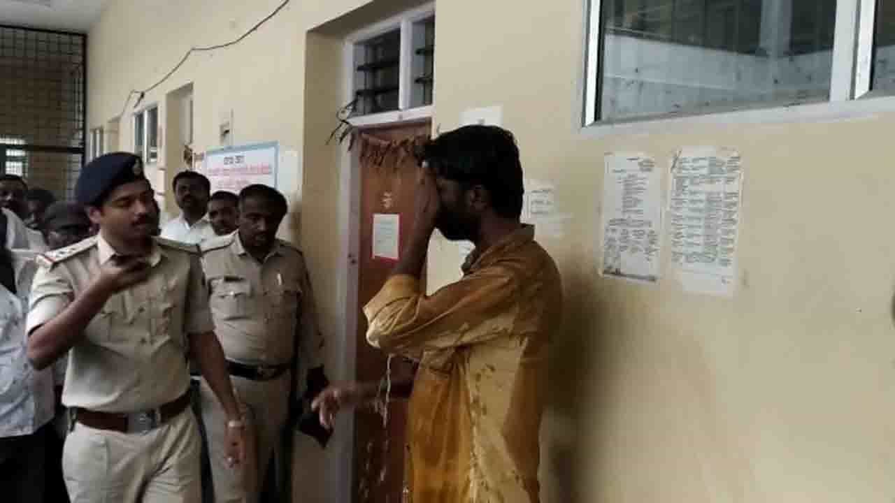 ಕೋಲಾರ ತಾಲೂಕು ಕಚೇರಿಯಲ್ಲಿ ಸಿಬ್ಬಂದಿ ಕಿರುಕುಳ, ಪೆಟ್ರೋಲ್ ಸುರಿದುಕೊಂಡು ಆತ್ಮಹತ್ಯೆಗೆ ಯತ್ನಿಸಿದ ರೈತ ಕೋಲಾರ ತಾಲೂಕು ಕಚೇರಿಯಲ್ಲಿ ಸಿಬ್ಬಂದಿ ಕಿರುಕುಳ, ಪೆಟ್ರೋಲ್ ಸುರಿದುಕೊಂಡು ಆತ್ಮಹತ್ಯೆಗೆ ಯತ್ನಿಸಿದ ರೈತ
