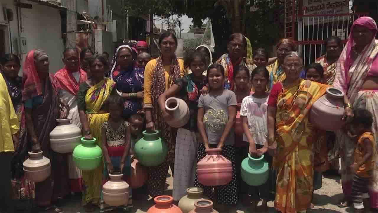 ಬಿಸಿಲಿನ ಬೇಗೆಯ ನಡುವೆಯೇ ಗದಗ ಜನರಿಗೆ ನೀರಿನ ಸಮಸ್ಯೆ; ಒಂದು ತಿಂಗಳಿಂದ ಹನಿ ನೀರಿಗಾಗಿ ಗಣೇಶ್ ನಗರ ಜನರ ಪರದಾಟ