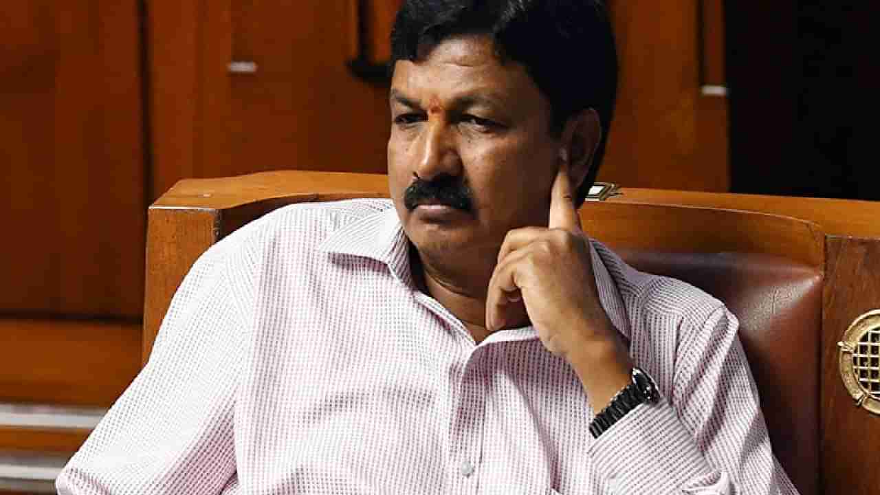 ಸೌಭಾಗ್ಯ ಲಕ್ಷ್ಮೀ ಸಕ್ಕರೆ ಕಾರ್ಖಾನೆ ಹೆಸರಿನಲ್ಲಿ ಸಾಲ; ರಮೇಶ್ ಜಾರಕಿಹೊಳಿ ವಿರುದ್ಧ ಕೈ ನಾಯಕರ ಆರೋಪ