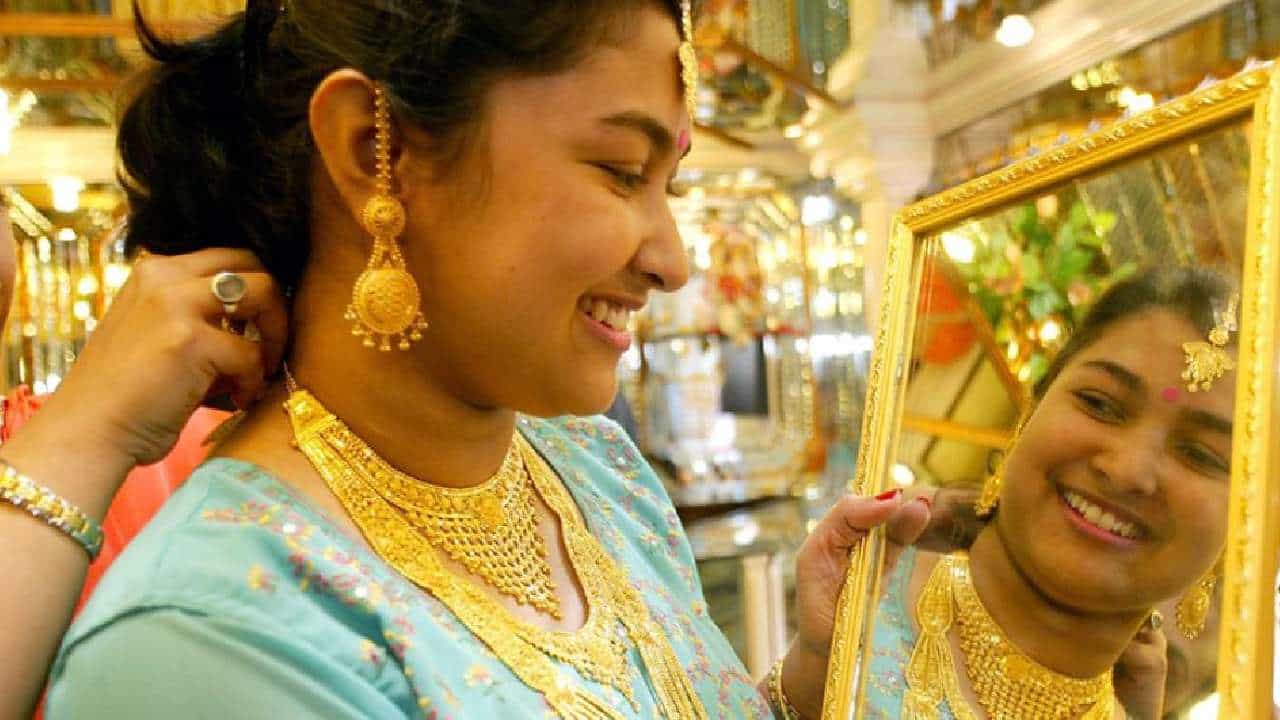 Gold Price Today: ಚಿನ್ನದ ಬೆಲೆ ಮತ್ತೆ ಹೆಚ್ಚಳ; 3,300 ರೂ. ಕುಸಿತ ಕಂಡ ಬೆಳ್ಳಿ ದರ Gold Price Today: ಚಿನ್ನದ ಬೆಲೆ ಮತ್ತೆ ಹೆಚ್ಚಳ; 3,300 ರೂ. ಕುಸಿತ ಕಂಡ ಬೆಳ್ಳಿ ದರ