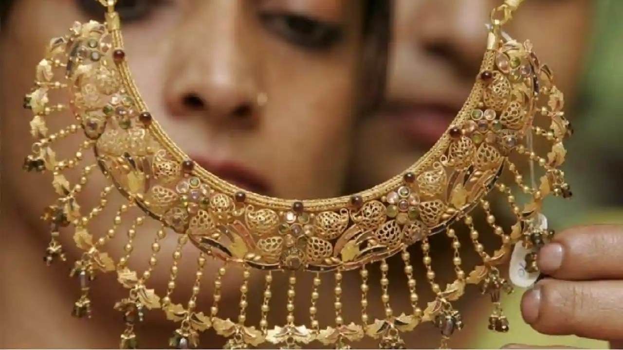 Gold Price Today: ಭಾರತದಲ್ಲಿ ಚಿನ್ನದ ಬೆಲೆ 430 ರೂ. ಕುಸಿತ; ಬೆಳ್ಳಿ ದರವೂ ಇಳಿಕೆ