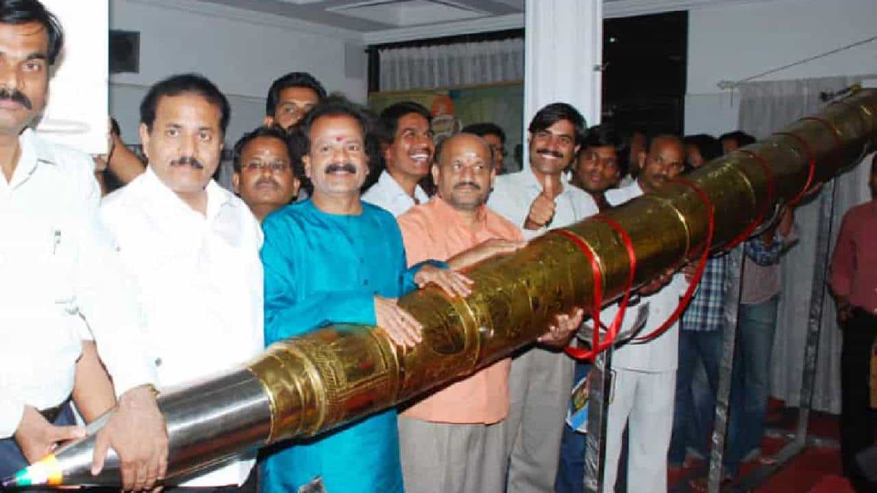 Guinness World Record: ವಿಶ್ವದ ಅತಿ ದೊಡ್ಡ ಪೆನ್ ನಿರ್ಮಿಸಿದ ಗಿನ್ನೆಸ್ ದಾಖಲೆ ಬರೆದ ಭಾರತೀಯ; ಏನಿದರ ವಿಶೇಷತೆ? Guinness World Record: ವಿಶ್ವದ ಅತಿ ದೊಡ್ಡ ಪೆನ್ ನಿರ್ಮಿಸಿದ ಗಿನ್ನೆಸ್ ದಾಖಲೆ ಬರೆದ ಭಾರತೀಯ; ಏನಿದರ ವಿಶೇಷತೆ?