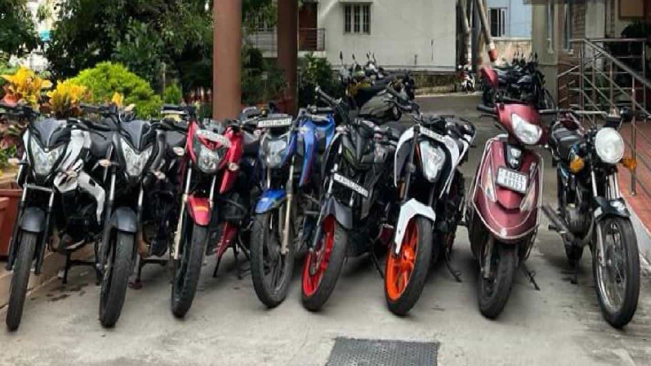 ಮನೆ ಮುಂದೆ ನಿಲ್ಲಿಸಿದ್ದ ಬೈಕ್ಗಳು ಗಾಯಬ್: ಅಂತರ ರಾಜ್ಯ ದ್ವಿಚಕ್ರವಾಹನ ಕಳ್ಳನ ಬಂಧನ ಮನೆ ಮುಂದೆ ನಿಲ್ಲಿಸಿದ್ದ ಬೈಕ್ಗಳು ಗಾಯಬ್: ಅಂತರ ರಾಜ್ಯ ದ್ವಿಚಕ್ರವಾಹನ ಕಳ್ಳನ ಬಂಧನ