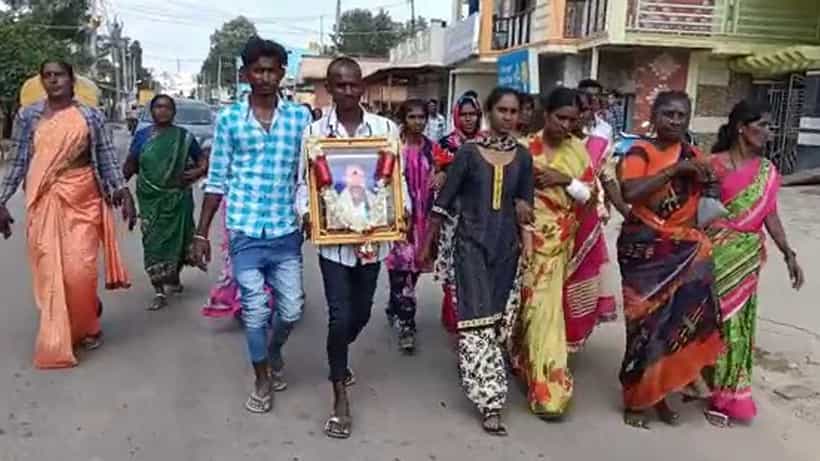 Dalit murder: ಬೀರನಕುಪ್ಪದಲ್ಲಿ ದಲಿತ ಗ್ರಾಮಸ್ಥನ ಹತ್ಯೆ -ಸಿಐಡಿ ತನಿಖೆಗೆ ಆಗ್ರಹಿಸಿ ಕೆಜಿಎಫ್ ಎಸ್ಪಿ ಕಚೇರಿವರೆಗೆ 12 ಕಿಮೀ ಪಾದಯಾತ್ರೆ