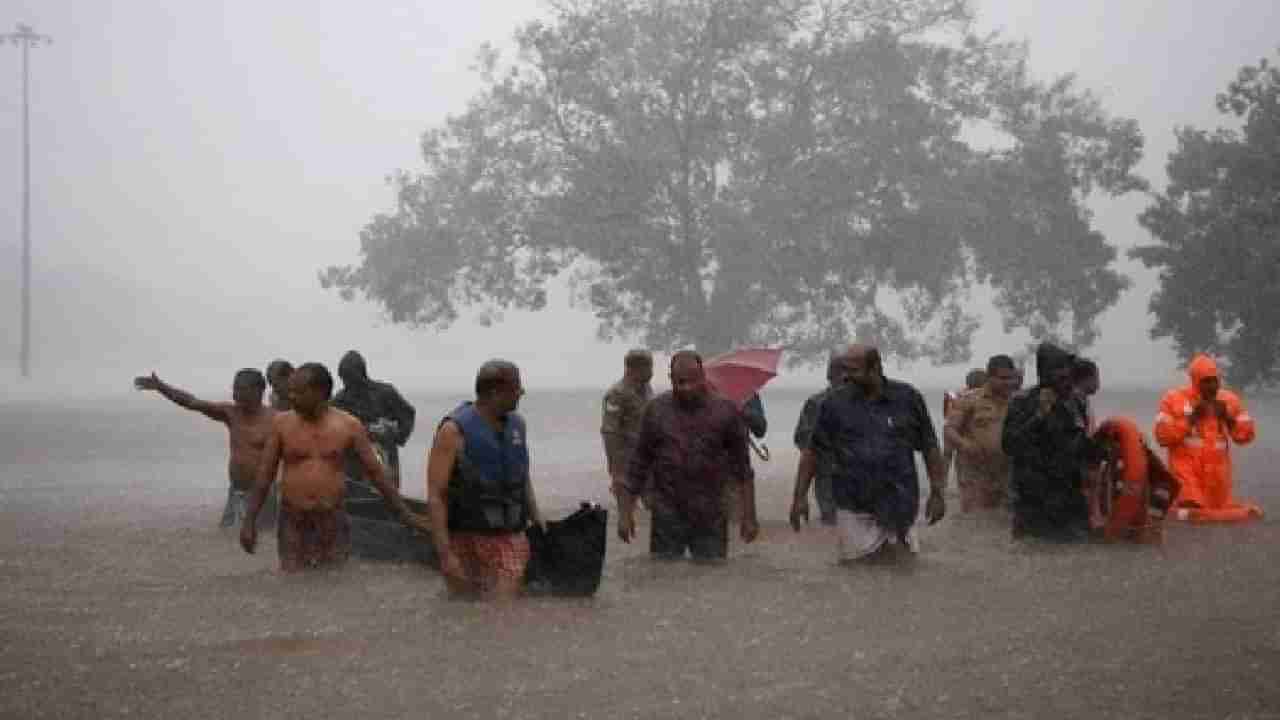 Kerala Rain: ಕೇರಳದಲ್ಲಿ ಭಾರೀ ಮಳೆಗೆ ಜನಜೀವನ ಅಸ್ತವ್ಯಸ್ತ; 12 ಜಿಲ್ಲೆಗಳಲ್ಲಿ ಆರೆಂಜ್ ಅಲರ್ಟ್​ ಘೋಷಣೆ