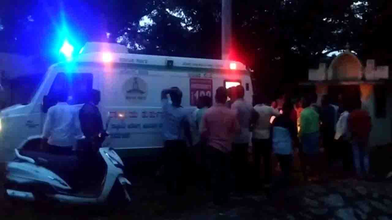 ಚಾಲಕನ ನಿಯಂತ್ರಣ ತಪ್ಪಿ ಪೊಲೀಸ್ ವಾಹನ ಪಲ್ಟಿ; ಪಾಂಡವಪುರ ಠಾಣೆ ಸಿಪಿಐ, ಕಾನ್ಸ್ಟೇಬಲ್ಗೆ ಗಾಯ ಚಾಲಕನ ನಿಯಂತ್ರಣ ತಪ್ಪಿ ಪೊಲೀಸ್ ವಾಹನ ಪಲ್ಟಿ; ಪಾಂಡವಪುರ ಠಾಣೆ ಸಿಪಿಐ, ಕಾನ್ಸ್ಟೇಬಲ್ಗೆ ಗಾಯ