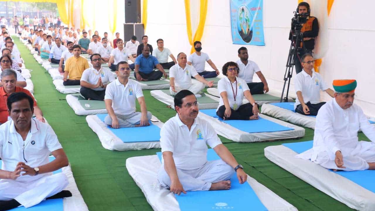 Yoga utsav: ಜನ ತಮ್ಮ ದೈನಂದಿನ ಜೀವನದಲ್ಲಿ ಯೋಗ ಅಳವಡಿಸಿಕೊಳ್ಳಲು ಉತ್ತೇಜಿಸಬೇಕು -ಕೇಂದ್ರ ಸಚಿವ ಪ್ರಲ್ಹಾದ್ ಜೋಶಿ ಕರೆ Yoga utsav: ಜನ ತಮ್ಮ ದೈನಂದಿನ ಜೀವನದಲ್ಲಿ ಯೋಗ ಅಳವಡಿಸಿಕೊಳ್ಳಲು ಉತ್ತೇಜಿಸಬೇಕು -ಕೇಂದ್ರ ಸಚಿವ ಪ್ರಲ್ಹಾದ್ ಜೋಶಿ ಕರೆ