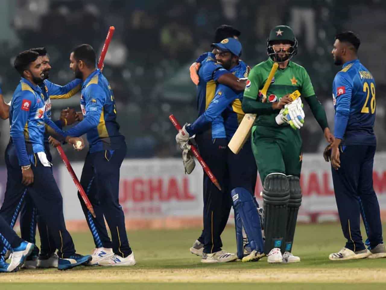 PAK vs SL: ಕ್ರಿಕೆಟ್ಗೂ ಬರೆ ಎಳೆದ ಲಂಕಾದ ತುರ್ತು ಪರಿಸ್ಥಿತಿ; ಪಾಕ್-ಲಂಕಾ ಸರಣಿ ಮುಂದೂಡಿಕೆ, ಏಕದಿನ ಸರಣಿ ರದ್ದು! PAK vs SL: ಕ್ರಿಕೆಟ್ಗೂ ಬರೆ ಎಳೆದ ಲಂಕಾದ ತುರ್ತು ಪರಿಸ್ಥಿತಿ; ಪಾಕ್-ಲಂಕಾ ಸರಣಿ ಮುಂದೂಡಿಕೆ, ಏಕದಿನ ಸರಣಿ ರದ್ದು!