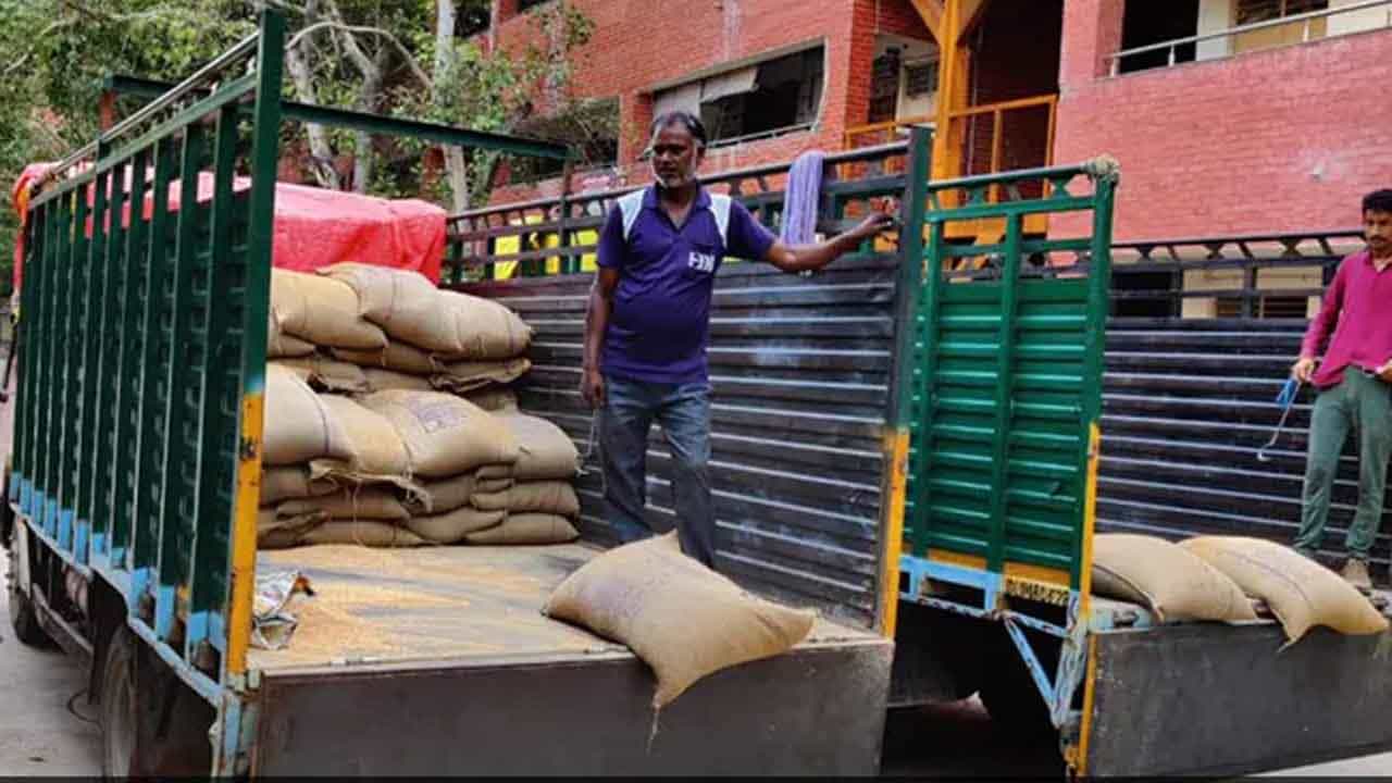 ಪಡಿತರವನ್ನು ಮನೆ ಬಾಗಿಲಿಗೆ ತಲುಪಿಸುವ ದೆಹಲಿ ಸರ್ಕಾರದ ಯೋಜನೆಗೆ ತಡೆ ನೀಡಿದ ಹೈಕೋರ್ಟ್ ಪಡಿತರವನ್ನು ಮನೆ ಬಾಗಿಲಿಗೆ ತಲುಪಿಸುವ ದೆಹಲಿ ಸರ್ಕಾರದ ಯೋಜನೆಗೆ ತಡೆ ನೀಡಿದ ಹೈಕೋರ್ಟ್