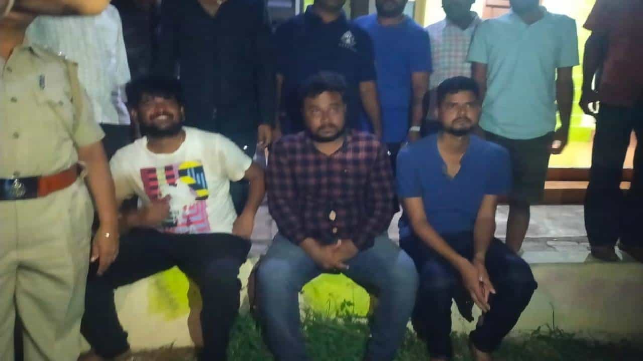 ತೆಪ್ಪದಲ್ಲಿ ತೆರಳುವಾಗ ದಿಕ್ಕು ತಪ್ಪಿ ಪರದಾಡುತ್ತಿದ್ದ ಮೂವರ ರಕ್ಷಣೆ: ಅದೃಷ್ಟವಶಾತ್ ಪ್ರಾಣಾಪಾಯದಿಂದ ಪಾರು ತೆಪ್ಪದಲ್ಲಿ ತೆರಳುವಾಗ ದಿಕ್ಕು ತಪ್ಪಿ ಪರದಾಡುತ್ತಿದ್ದ ಮೂವರ ರಕ್ಷಣೆ: ಅದೃಷ್ಟವಶಾತ್ ಪ್ರಾಣಾಪಾಯದಿಂದ ಪಾರು
