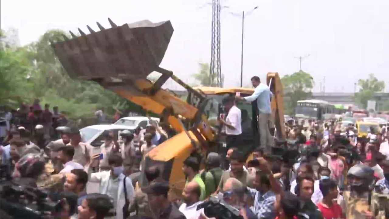 Delhi Demolition Drive ಶಾಹೀನ್ ಬಾಗ್ ಅತಿಕ್ರಮಣ ವಿರೋಧಿ ಕಾರ್ಯಾಚರಣೆ ಸ್ಥಗಿತ; ತೆರವು ವಿರುದ್ಧದ ಅರ್ಜಿಗಳ ವಿಚಾರಣೆ ನಡೆಸಲಿದೆ ಸುಪ್ರೀಂಕೋರ್ಟ್ Delhi Demolition Drive ಶಾಹೀನ್ ಬಾಗ್ ಅತಿಕ್ರಮಣ ವಿರೋಧಿ ಕಾರ್ಯಾಚರಣೆ ಸ್ಥಗಿತ; ತೆರವು ವಿರುದ್ಧದ ಅರ್ಜಿಗಳ ವಿಚಾರಣೆ ನಡೆಸಲಿದೆ ಸುಪ್ರೀಂಕೋರ್ಟ್