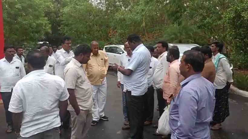 ಸಿದ್ದರಾಮಯ್ಯ ಪ್ರಯಾಣಿಸುವ ವಿಮಾನಕ್ಕೆ ಕ್ಲಿಯರನ್ಸ್ ಸಿಗದೆ ಪರದಾಟ, ಸಿದ್ದರಾಮಯ್ಯ ಕಾರು ಚಲಾಯಿಸಲು ಹೋಗಿ ಪೇಚಿಗೆ ಸಿಲುಕಿದ ಶಾಸಕ