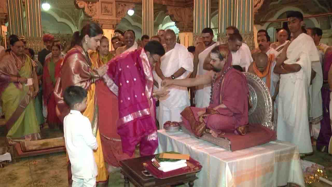 ಶೃಂಗೇರಿ ಶ್ರೀಗಳಿಗೆ ಅರಮನೆಗೆ ಪೂರ್ಣಕುಂಭ ಸ್ವಾಗತ, ದೀರ್ಘದಂಡ ನಮಸ್ಕಾರದೊಂದಿಗೆ ಪಾದಪೂಜೆ ಮಾಡಿದ ಯದುವೀರ ದಂಪತಿ ಶೃಂಗೇರಿ ಶ್ರೀಗಳಿಗೆ ಅರಮನೆಗೆ ಪೂರ್ಣಕುಂಭ ಸ್ವಾಗತ, ದೀರ್ಘದಂಡ ನಮಸ್ಕಾರದೊಂದಿಗೆ ಪಾದಪೂಜೆ ಮಾಡಿದ ಯದುವೀರ ದಂಪತಿ