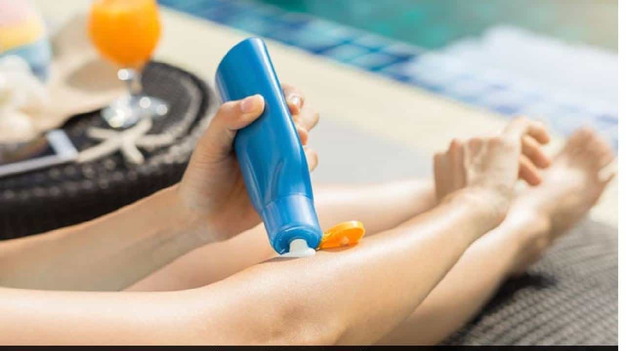 Sunscreen Lotion: ಎಷ್ಟು ಗಂಟೆಗೊಮ್ಮೆ ಸನ್ಸ್ಕ್ರೀನ್ ಲೋಷನ್ ಹಚ್ಚುತ್ತಿರಬೇಕು?; ತಜ್ಞರ ಉತ್ತರ ಇಲ್ಲಿದೆ Sunscreen Lotion: ಎಷ್ಟು ಗಂಟೆಗೊಮ್ಮೆ ಸನ್ಸ್ಕ್ರೀನ್ ಲೋಷನ್ ಹಚ್ಚುತ್ತಿರಬೇಕು?; ತಜ್ಞರ ಉತ್ತರ ಇಲ್ಲಿದೆ
