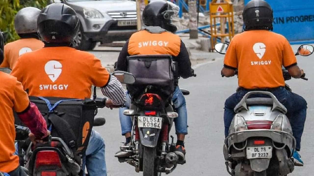 Swiggy: ಸ್ವಿಗ್ಗಿಯಲ್ಲಿ ಕಾಫಿ ಆರ್ಡರ್ ಮಾಡಿದ ಬೆಂಗಳೂರು ಯುವಕ; ಡೆಲಿವರಿ ಬಾಯ್ ಏನು ಮಾಡಿದ ಗೊತ್ತಾ? Swiggy: ಸ್ವಿಗ್ಗಿಯಲ್ಲಿ ಕಾಫಿ ಆರ್ಡರ್ ಮಾಡಿದ ಬೆಂಗಳೂರು ಯುವಕ; ಡೆಲಿವರಿ ಬಾಯ್ ಏನು ಮಾಡಿದ ಗೊತ್ತಾ?