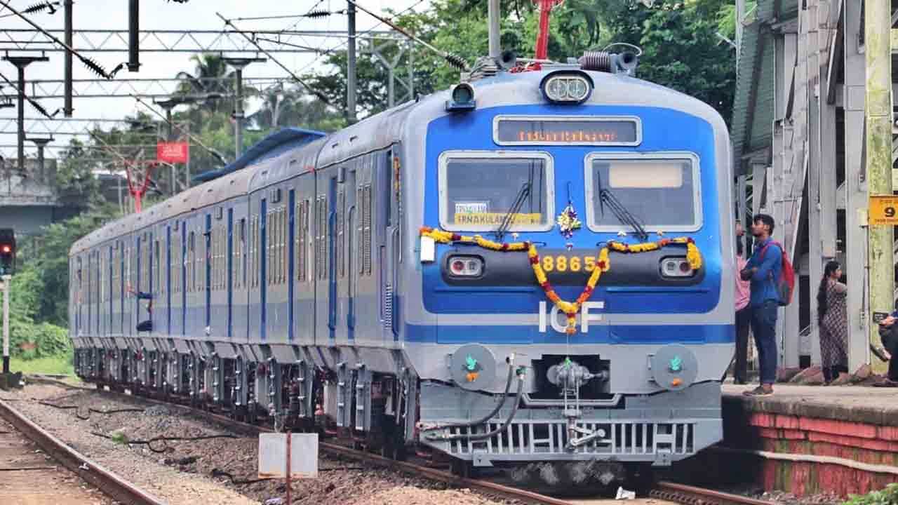 ಬೆಂಗಳೂರಿನ ಕೆಂಗೇರಿ ಬಳಿ ಕೆಟ್ಟು ನಿಂತ ಮೆಮೋ ರೈಲು! ಪ್ರಯಾಣಿಕರು ಪರದಾಟ ಬೆಂಗಳೂರಿನ ಕೆಂಗೇರಿ ಬಳಿ ಕೆಟ್ಟು ನಿಂತ ಮೆಮೋ ರೈಲು! ಪ್ರಯಾಣಿಕರು ಪರದಾಟ