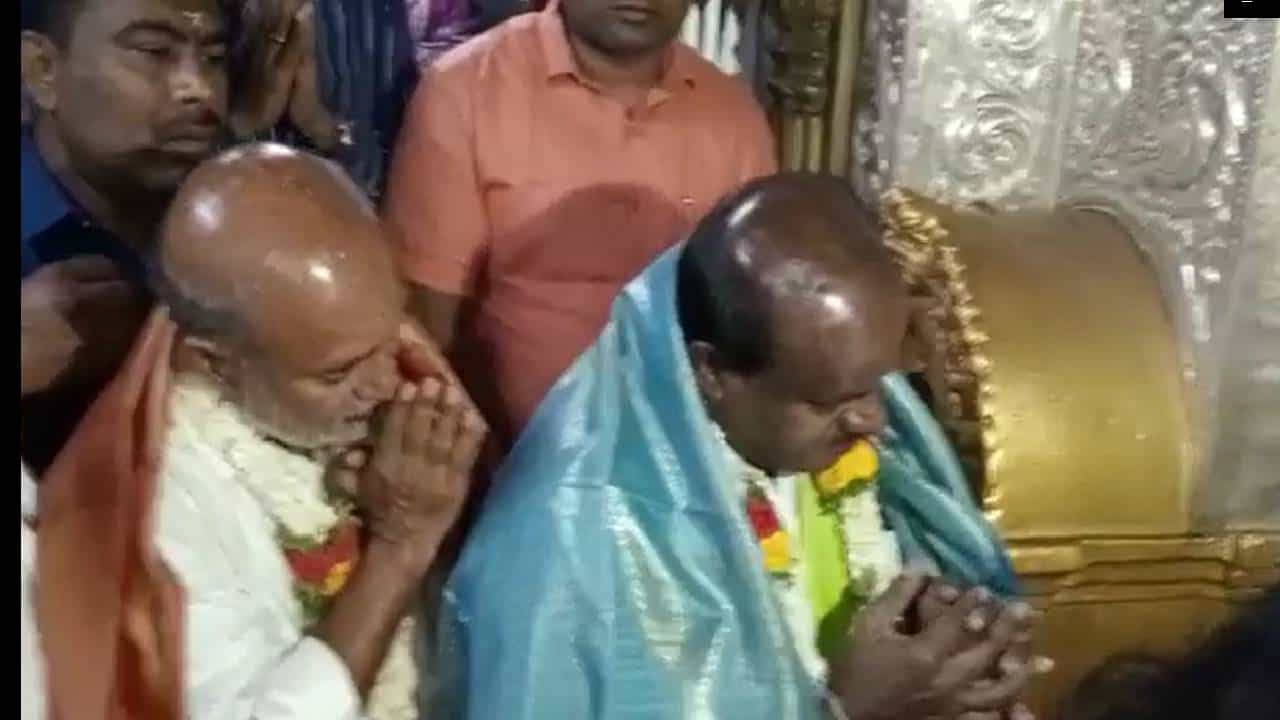 ಜನತಾ ಜಲಧಾರೆ ಸಮಾವೇಶಕ್ಕೂ ಮುನ್ನ ಚಾಮುಂಡೇಶ್ವರಿಗೆ ವಿಶೇಷ ಪೂಜೆ ಸಲ್ಲಿಸಿದ: ಮಾಜಿ ಸಿಎಂ ಎಚ್.ಡಿ ಕುಮಾರಸ್ವಾಮಿ ಜನತಾ ಜಲಧಾರೆ ಸಮಾವೇಶಕ್ಕೂ ಮುನ್ನ ಚಾಮುಂಡೇಶ್ವರಿಗೆ ವಿಶೇಷ ಪೂಜೆ ಸಲ್ಲಿಸಿದ: ಮಾಜಿ ಸಿಎಂ ಎಚ್.ಡಿ ಕುಮಾರಸ್ವಾಮಿ