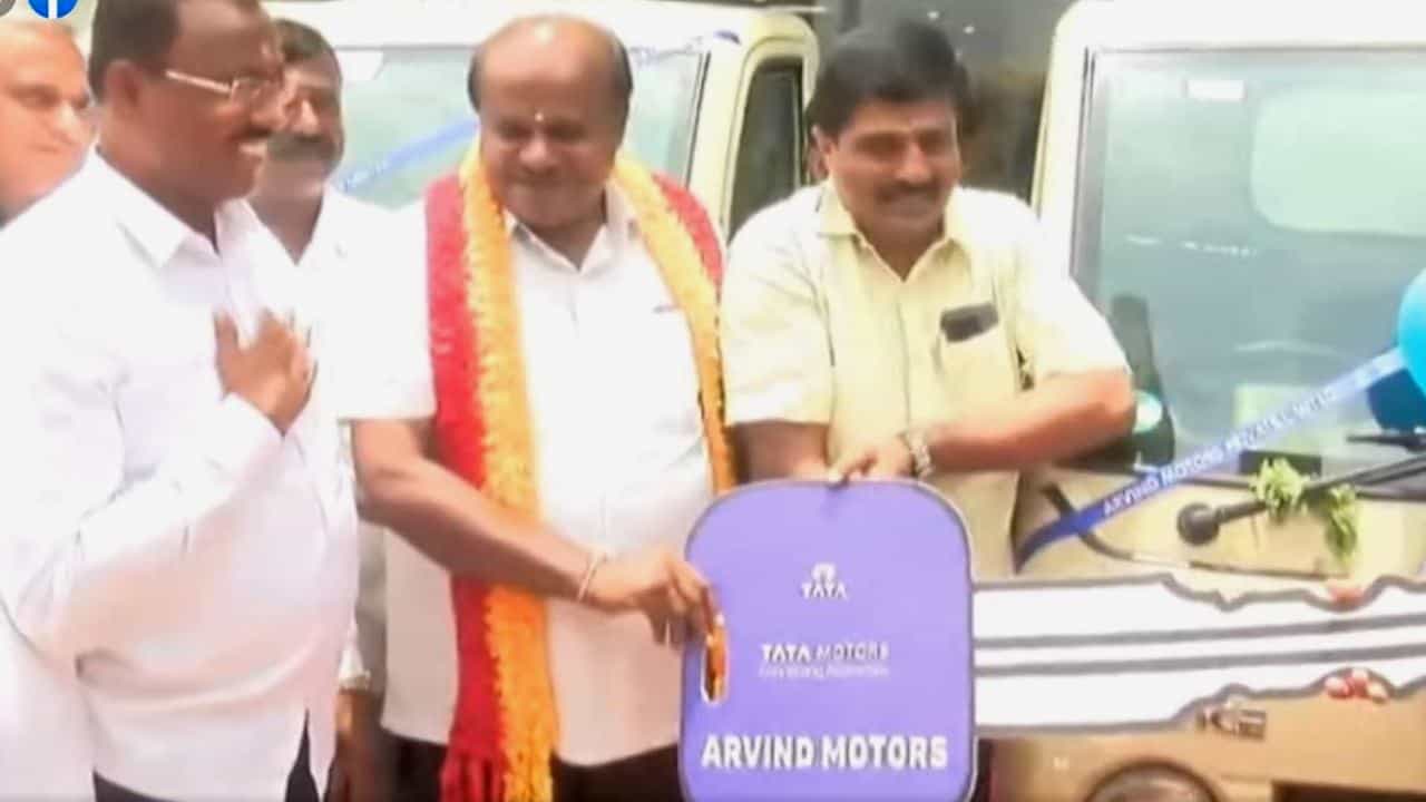 ಮಾಜಿ ಪ್ರಧಾನಿ ದೇವೇಗೌಡರ ಜನ್ಮದಿನದಂದು ಪಂಚರತ್ನ ಕಾರ್ಯಕ್ರಮಕ್ಕೆ LED ಟಿವಿ ಅಳವಡಿಸಿದ 123 ವಾಹನ ಖರೀದಿಸಿದ ಜೆಡಿಎಸ್ ಮಾಜಿ ಪ್ರಧಾನಿ ದೇವೇಗೌಡರ ಜನ್ಮದಿನದಂದು ಪಂಚರತ್ನ ಕಾರ್ಯಕ್ರಮಕ್ಕೆ LED ಟಿವಿ ಅಳವಡಿಸಿದ 123 ವಾಹನ ಖರೀದಿಸಿದ ಜೆಡಿಎಸ್
