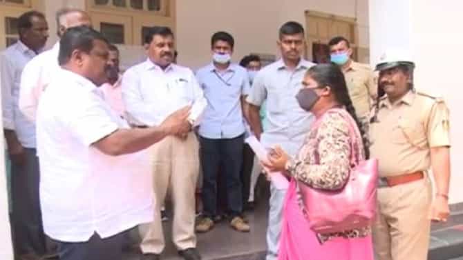 ಕಾಣೆಯಾದ ಮಗಳಿಗಾಗಿ ಡಿಸಿ ಕಛೇರಿ ಎದುರು ಹೆತ್ತಮ್ಮನ ಕಣ್ಣೀರು: ವಿಷದ ಬಾಟಲ್ ಹಿಡಿದು ಮಹಿಳೆಯ ಏಕಾಂಗಿ ಹೋರಾಟ