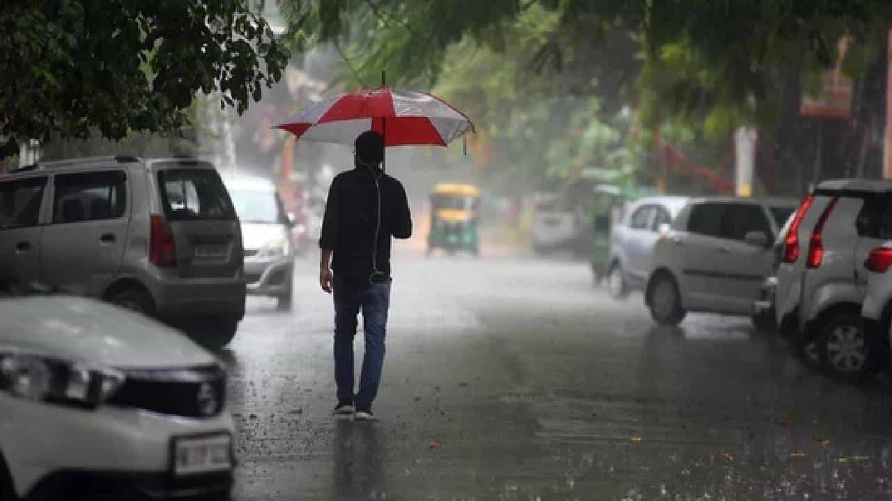 Bengaluru Rain: ಸಿಲಿಕಾನ್ ಸಿಟಿಯಲ್ಲಿ ಮಳೆರಾಯನ ಆರ್ಭಟ: ರಾಜ್ಯದಲ್ಲಿ ಇನ್ನೂ 5 ದಿನ ಮಳೆಯಾಗುವ ಸಾಧ್ಯತೆ Bengaluru Rain: ಸಿಲಿಕಾನ್ ಸಿಟಿಯಲ್ಲಿ ಮಳೆರಾಯನ ಆರ್ಭಟ: ರಾಜ್ಯದಲ್ಲಿ ಇನ್ನೂ 5 ದಿನ ಮಳೆಯಾಗುವ ಸಾಧ್ಯತೆ