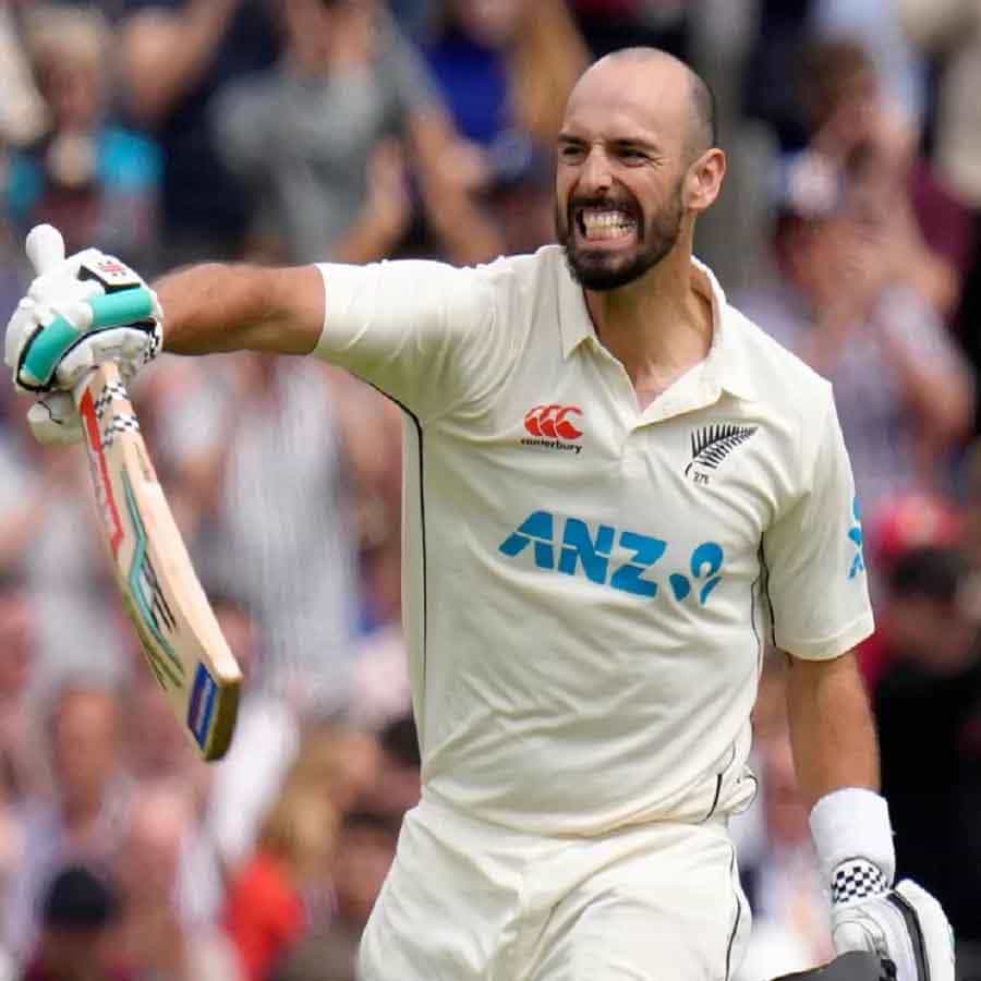 ನ್ಯೂಜಿಲೆಂಡ್ ಆಲ್ ರೌಂಡರ್ ಡ್ಯಾರಿಲ್ ಮಿಚೆಲ್ ಇಂಗ್ಲೆಂಡ್ ವಿರುದ್ಧ ಉತ್ತಮ ಪ್ರದರ್ಶನ ಮುಂದುವರಿಸಿದ್ದಾರೆ. ಈ ಬಲಗೈ ಬ್ಯಾಟ್ಸ್ಮನ್ ಮೂರನೇ ಟೆಸ್ಟ್ನಲ್ಲೂ ಅದ್ಭುತ ಬ್ಯಾಟಿಂಗ್ ಮಾಡಿ ಶತಕ ಗಳಿಸಿದರು. ಹೆಡಿಂಗ್ಲಿ ಟೆಸ್ಟ್ನ ಎರಡನೇ ದಿನದಂದು, ಡ್ಯಾರಿಲ್ ಮಿಚೆಲ್ ಅದ್ಭುತ ಸಿಕ್ಸರ್ ಬಾರಿಸುವ ಮೂಲಕ ತಮ್ಮ ನಾಲ್ಕನೇ ಟೆಸ್ಟ್ ಶತಕವನ್ನು ಪೂರ್ಣಗೊಳಿಸಿದರು.
